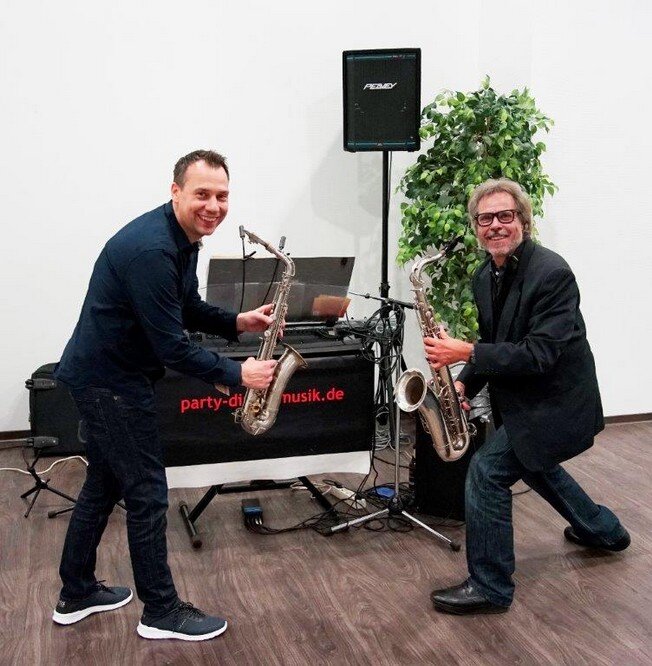 Bestseller-Autor Sebastian Fitzek und Musiker Ralph Winkler am Saxophon